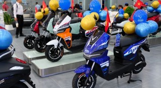 Cuộc cạnh tranh giữa xe máy điện và xe máy xăng tại Việt Nam ngày càng nóng